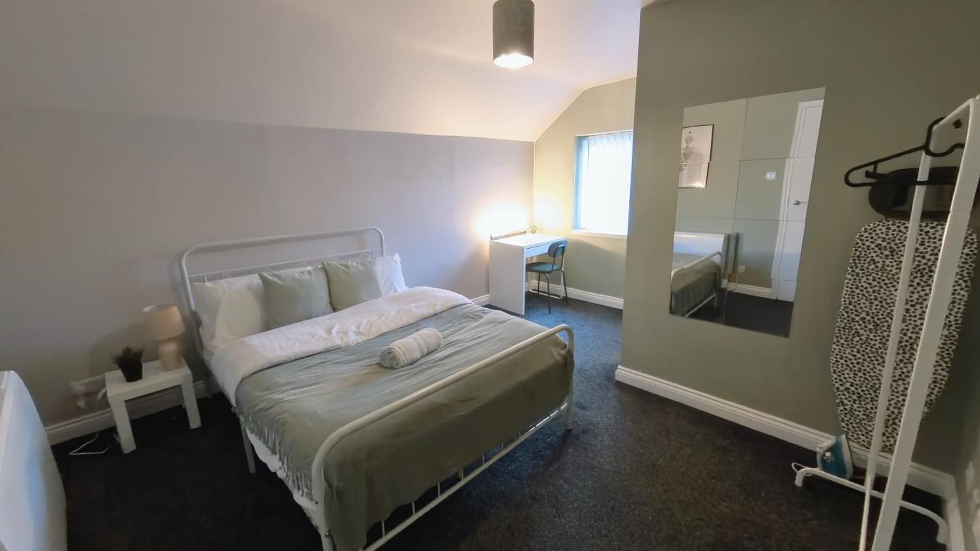 Group Bookings: Up To 30 Guests Across 5 Spacious Flats! Keyless Access Free Wifi & Parking Birmingham Extérieur photo